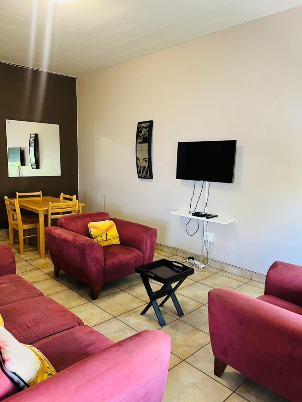 Stern Self Catering Apartments Windhoek Eksteriør billede