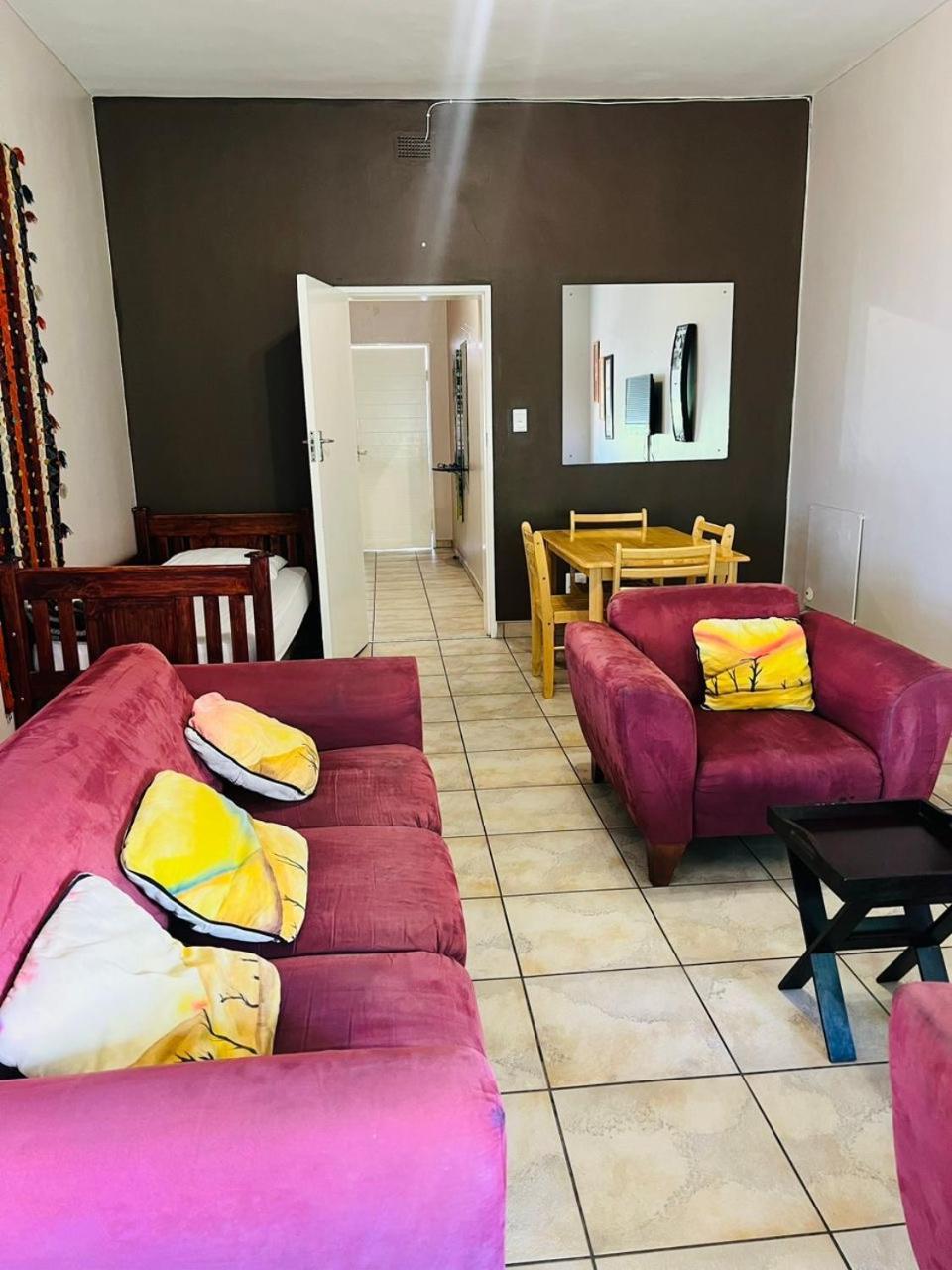 Stern Self Catering Apartments Windhoek Eksteriør billede